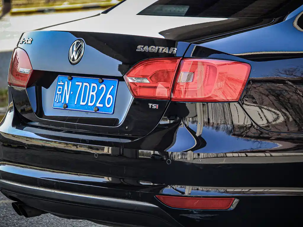VOLKSWAGEN SAGITAR 2013