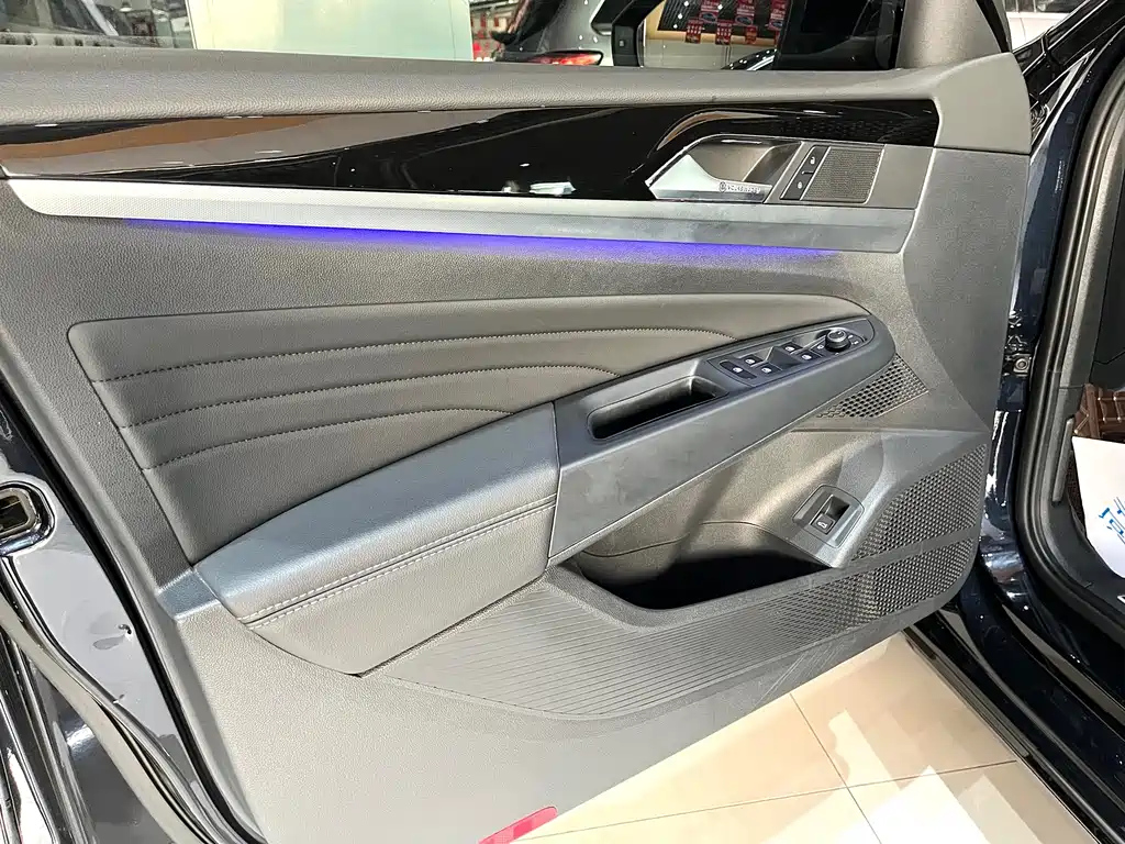 VOLKSWAGEN PASSAT 2023