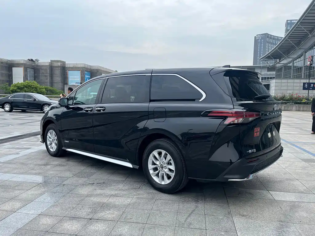 TOYOTA GRANVIA 2024
