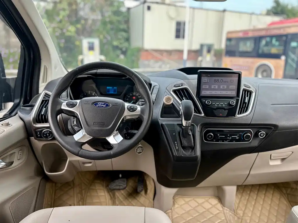 FORD TOUREO 2018