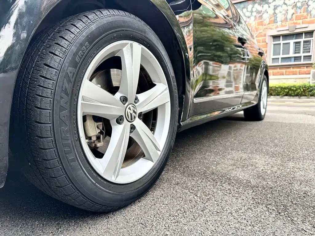 VOLKSWAGEN PASSAT 2012