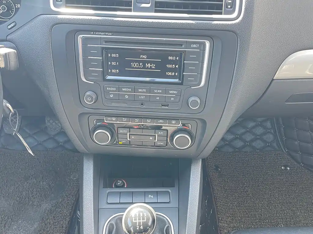 VOLKSWAGEN SAGITAR 2015