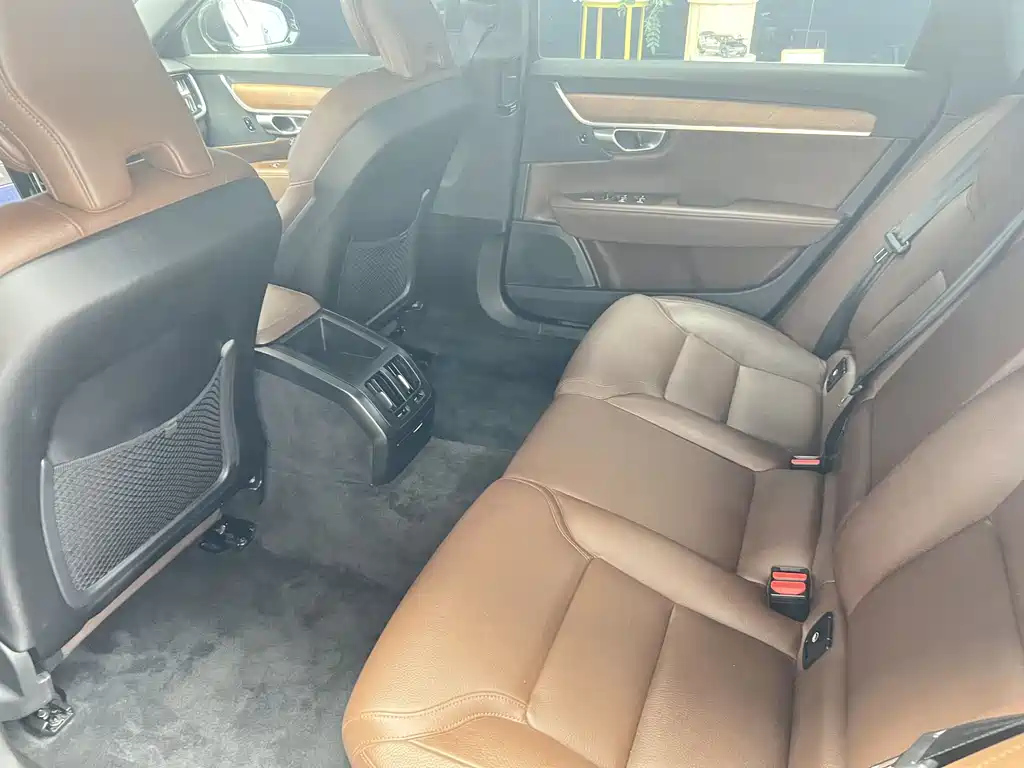 VOLVO S90 2023
