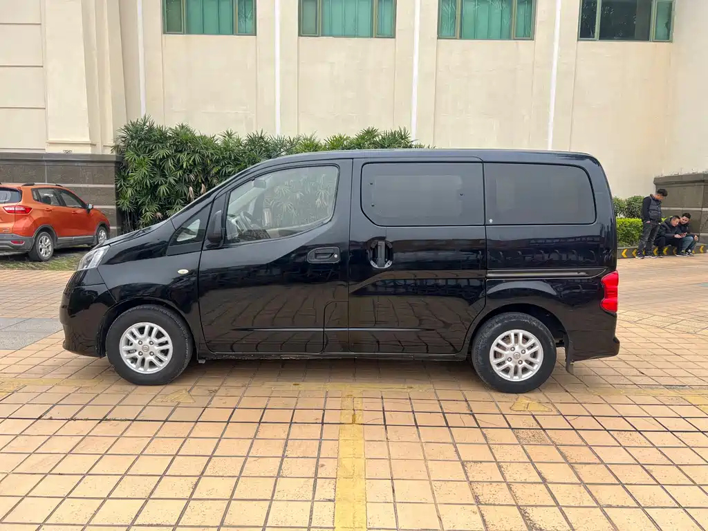 NISSAN NV200 2015