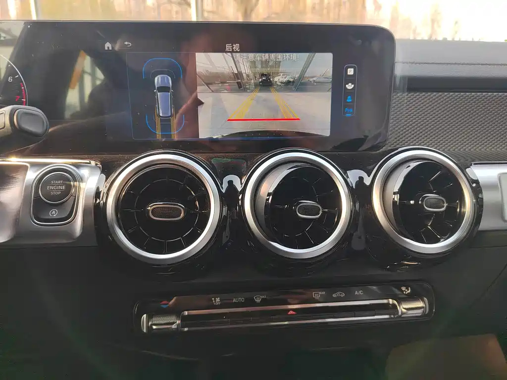 MERCEDES BENZ GLB 2024