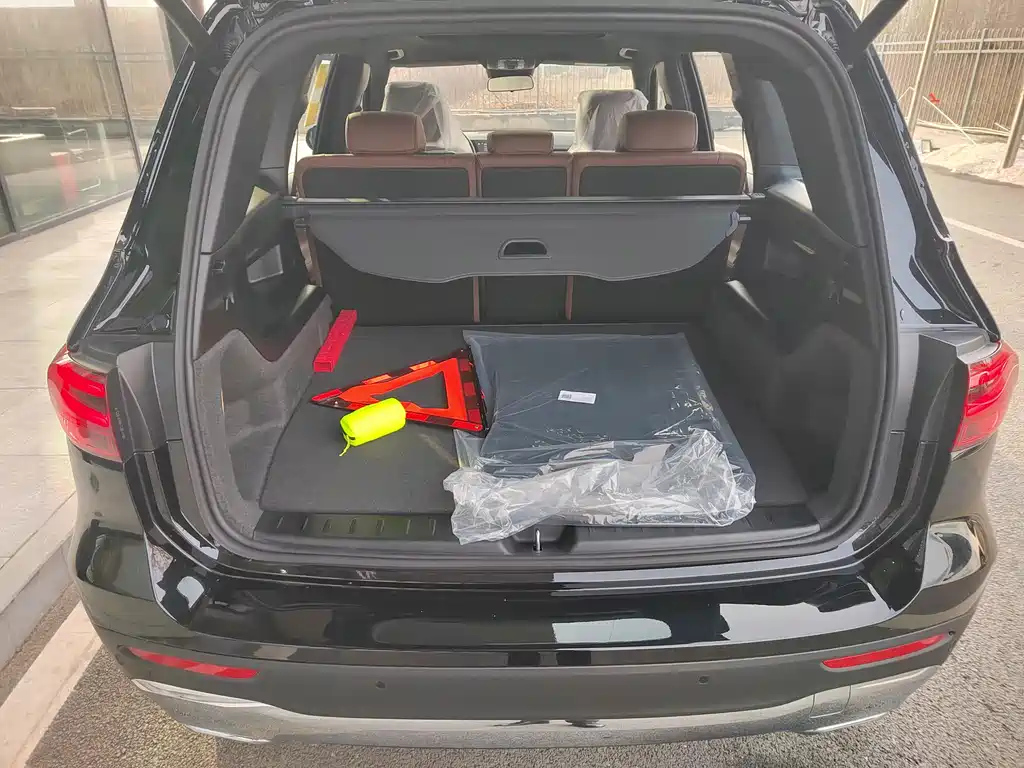 MERCEDES BENZ GLB 2024