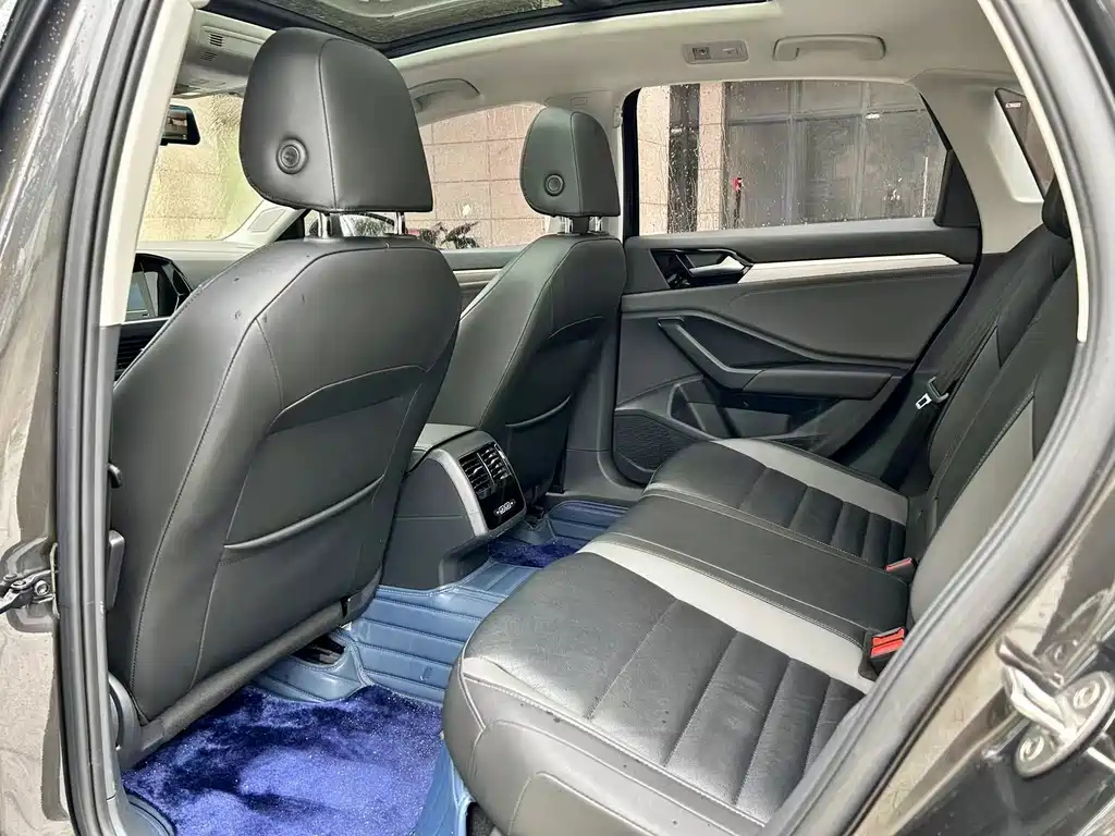 VOLKSWAGEN SAGITAR 2022