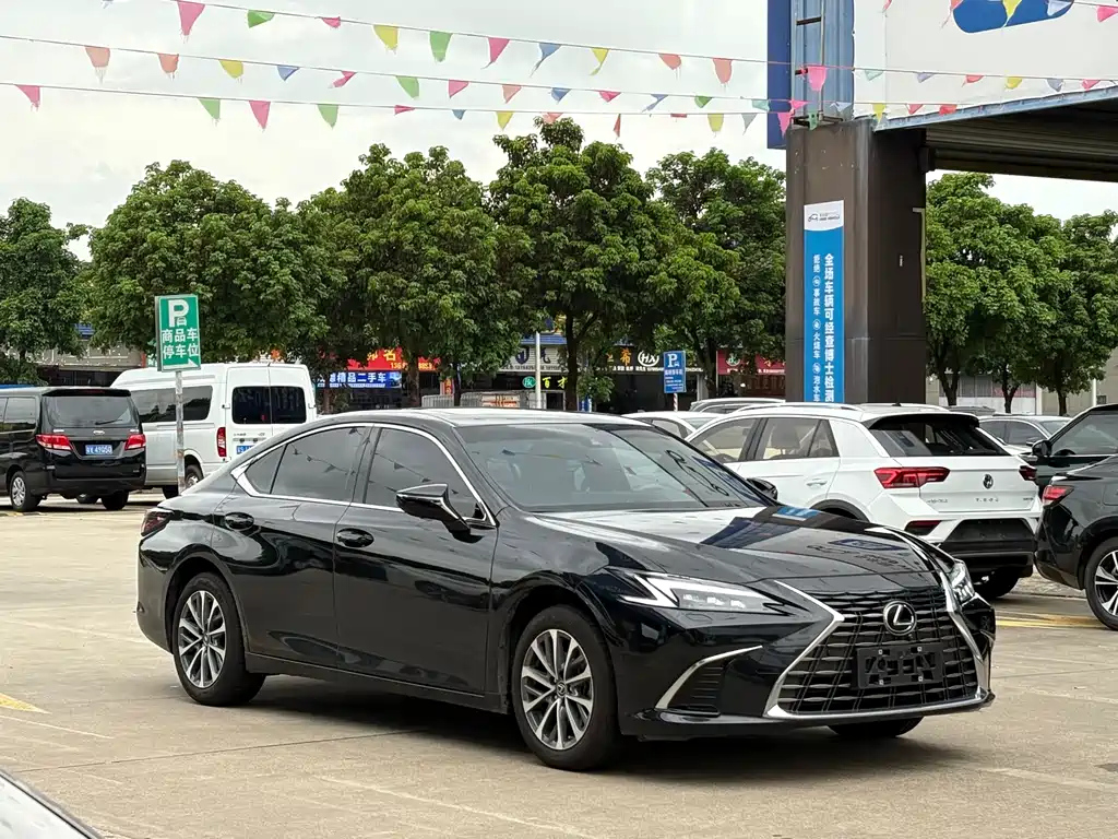 LEXUS ES 2025