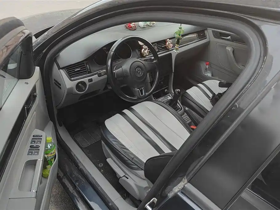 VOLKSWAGEN BORA 2015