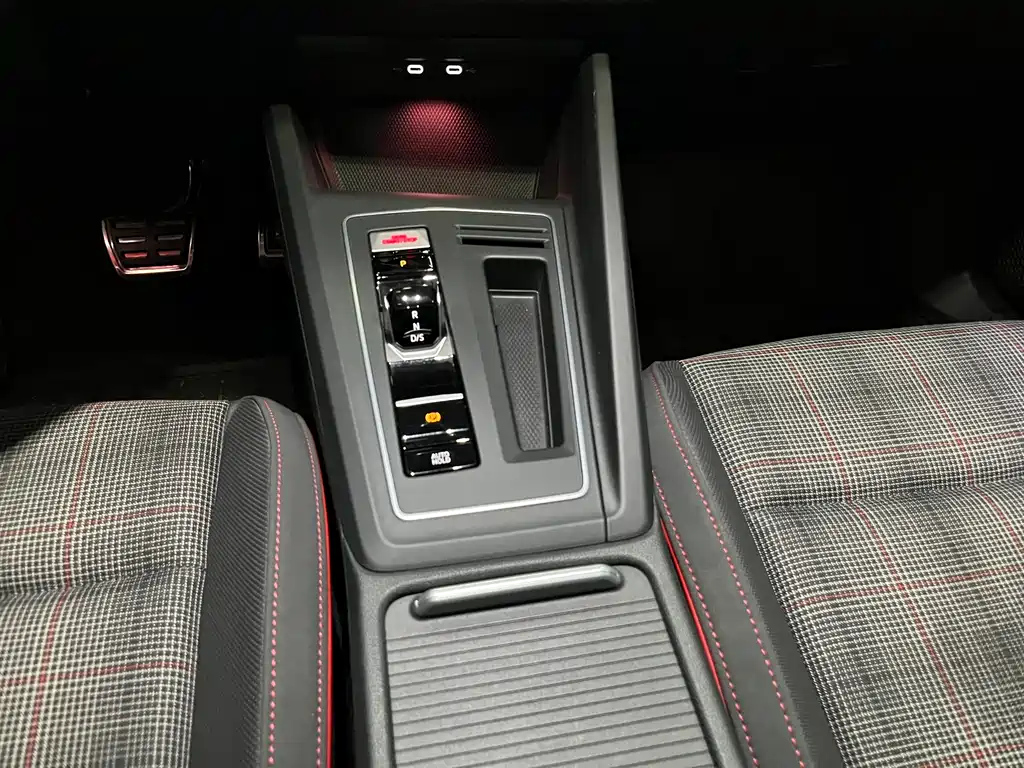 VOLKSWAGEN GOLF 2023