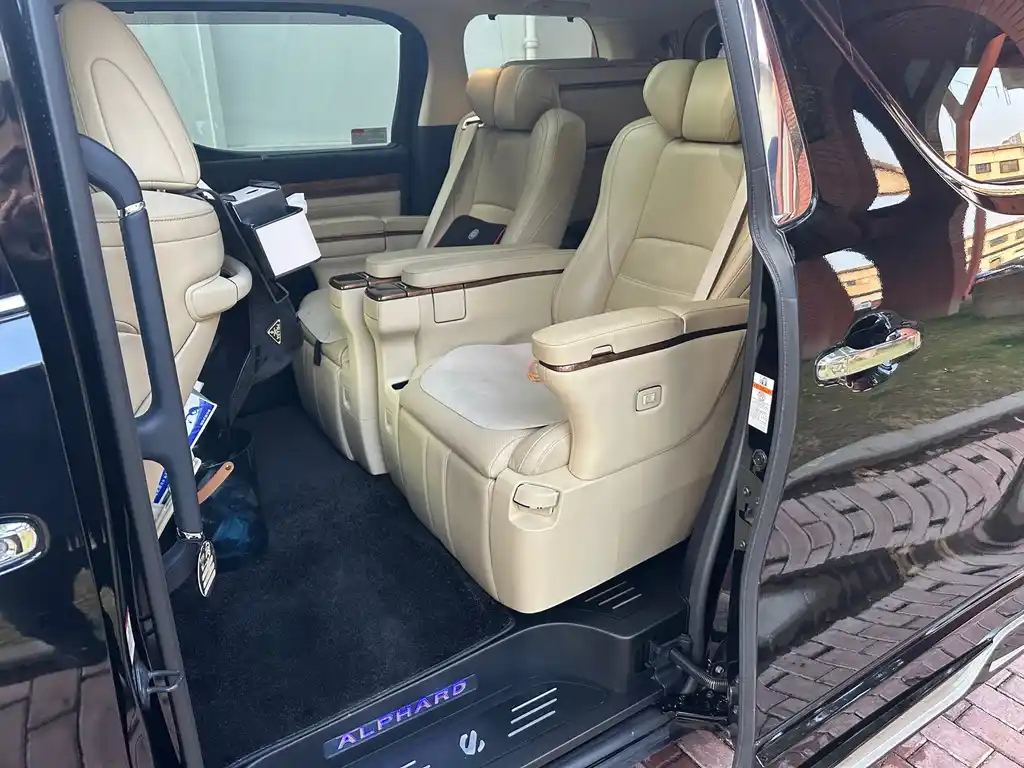 TOYOTA ALPHARD 2015