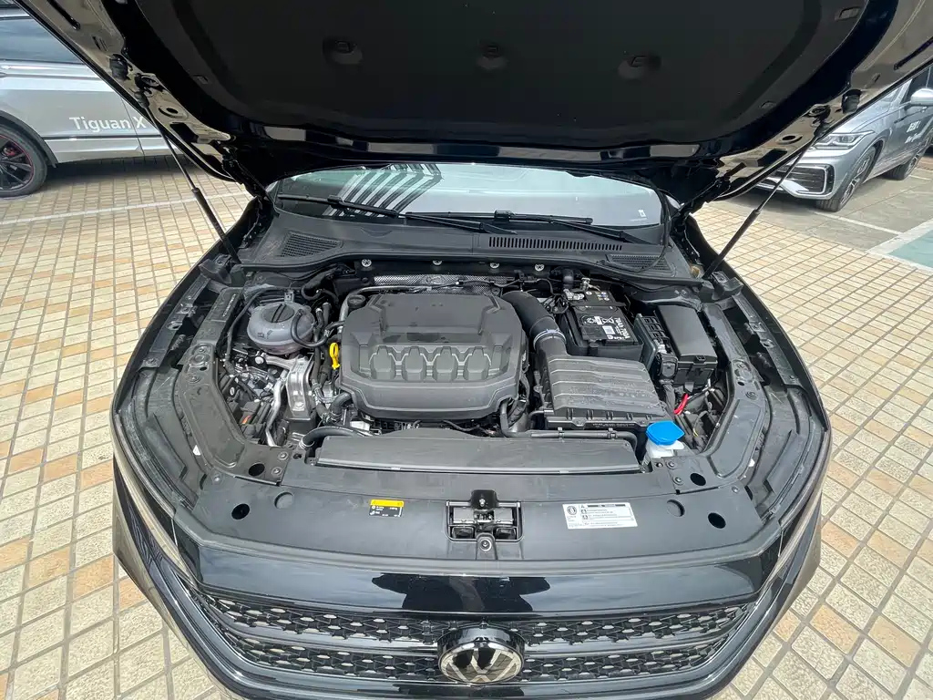 VOLKSWAGEN PASSAT 2023