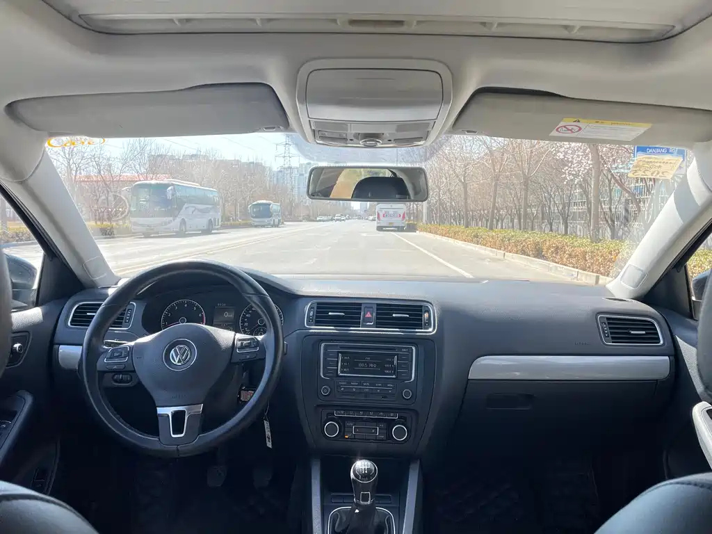 VOLKSWAGEN SAGITAR 2015