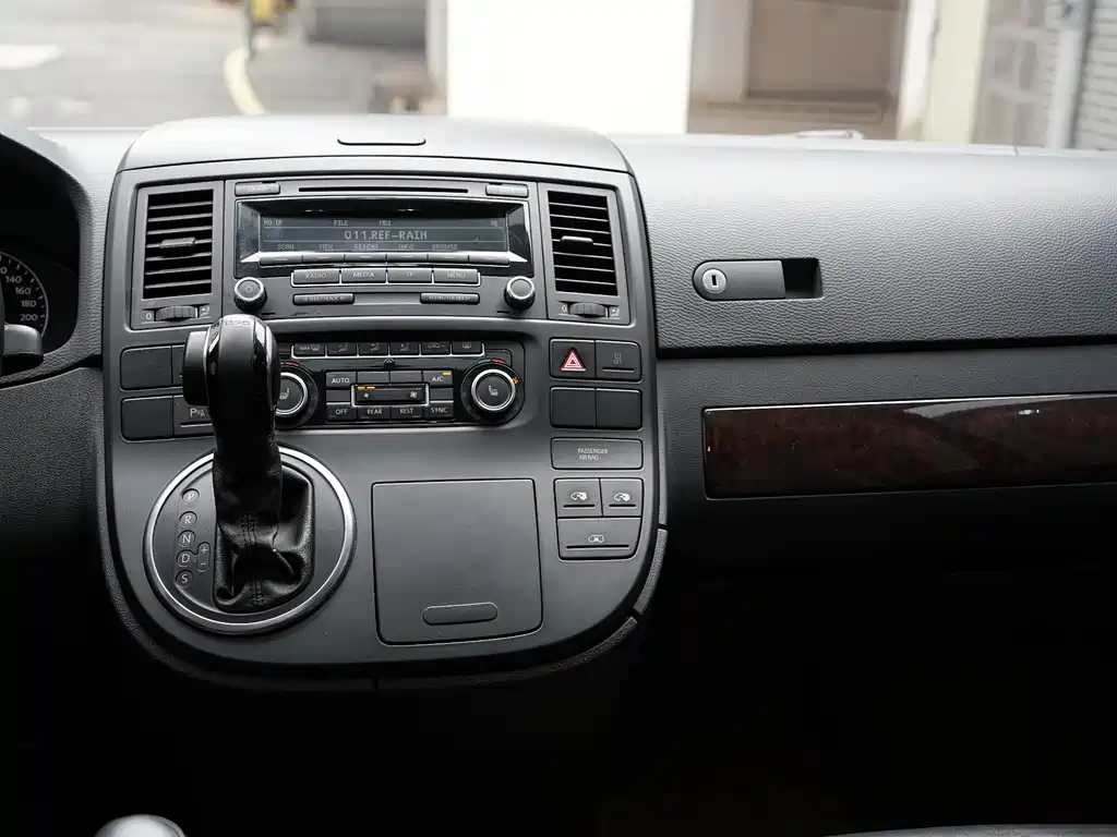 VOLKSWAGEN MULTIVAN 2016