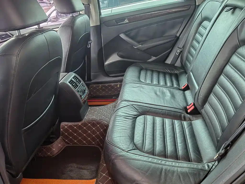 VOLKSWAGEN PASSAT 2012