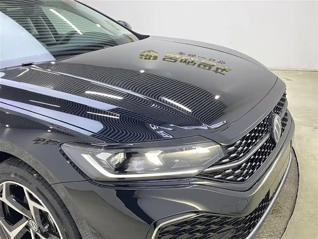VOLKSWAGEN PASSAT 2024