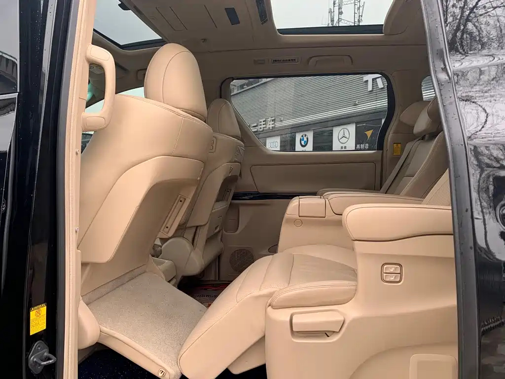 TOYOTA ALPHARD 2012