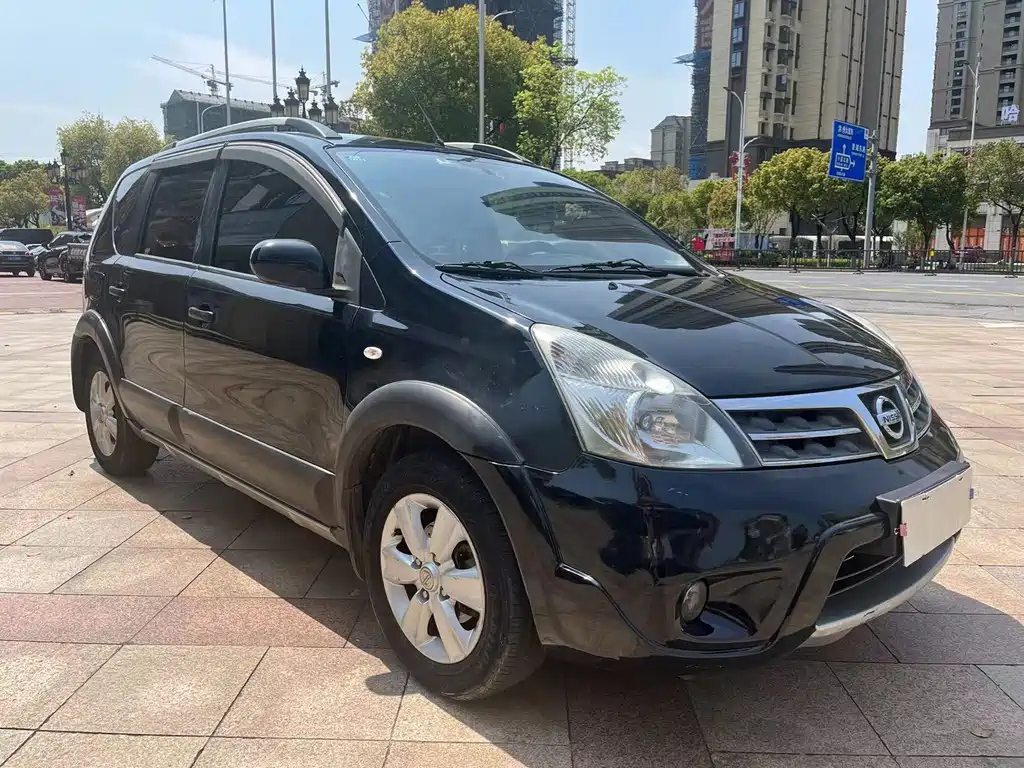 NISSAN LIVINA 2012