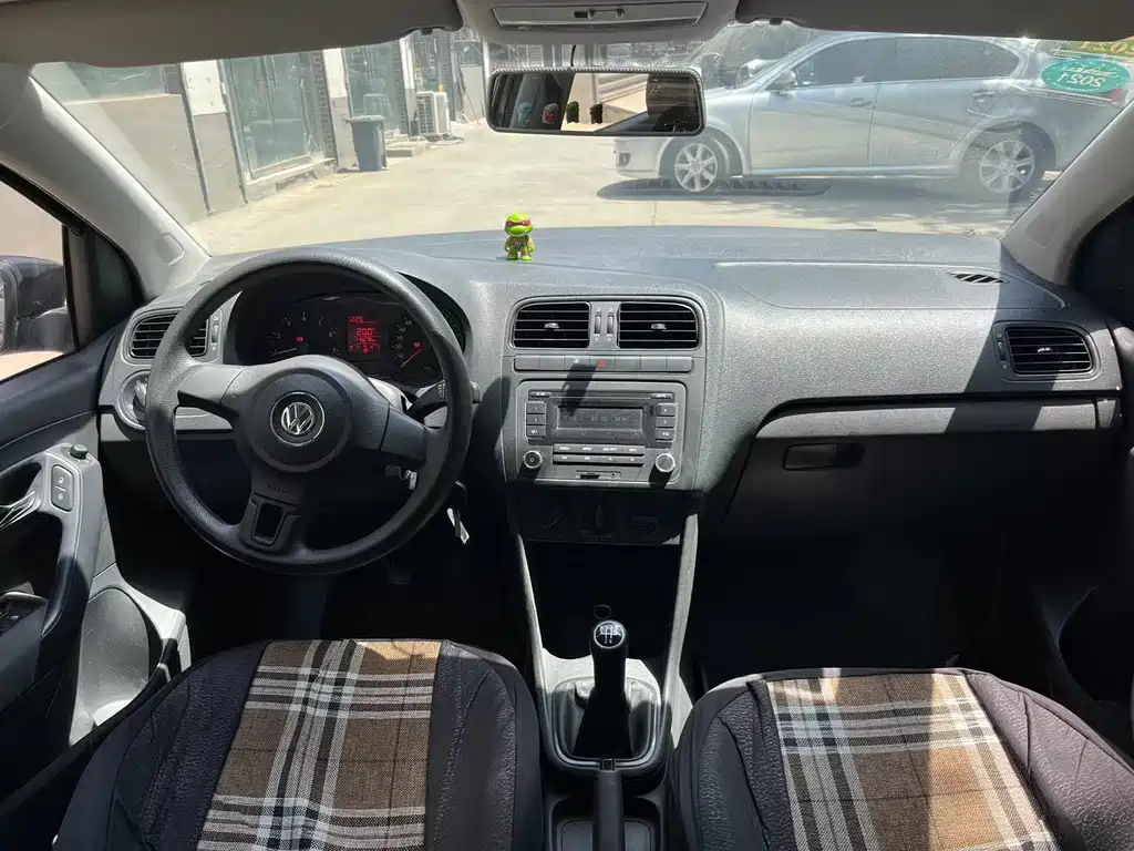 VOLKSWAGEN POLO 2014