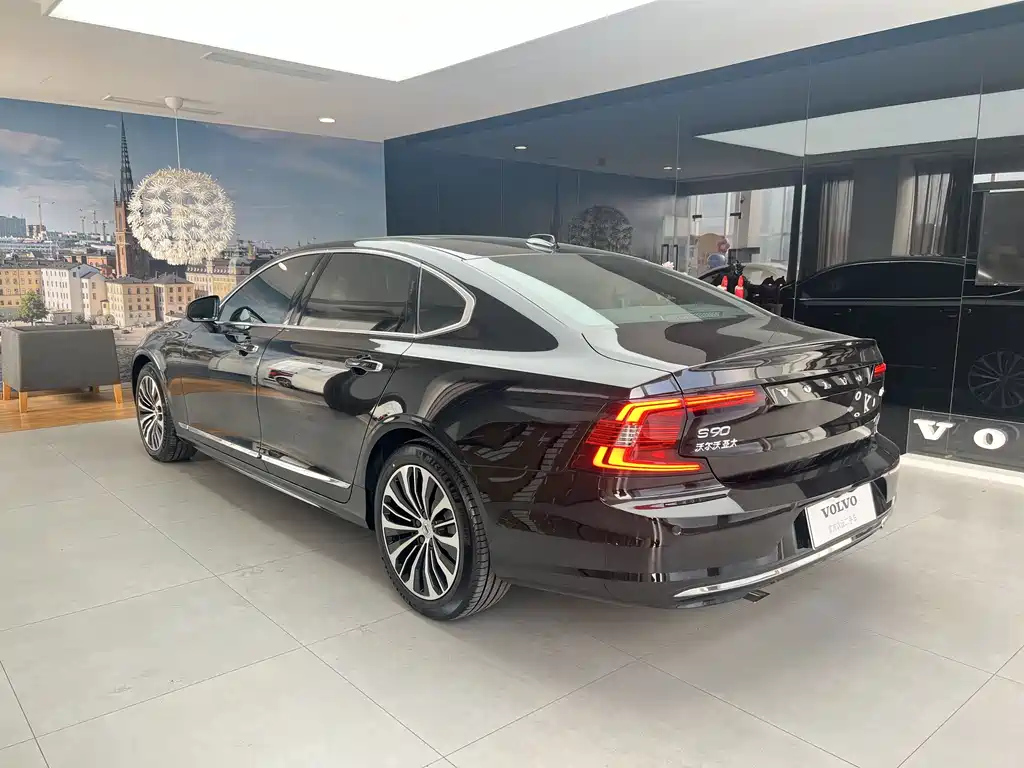 VOLVO S90 2023