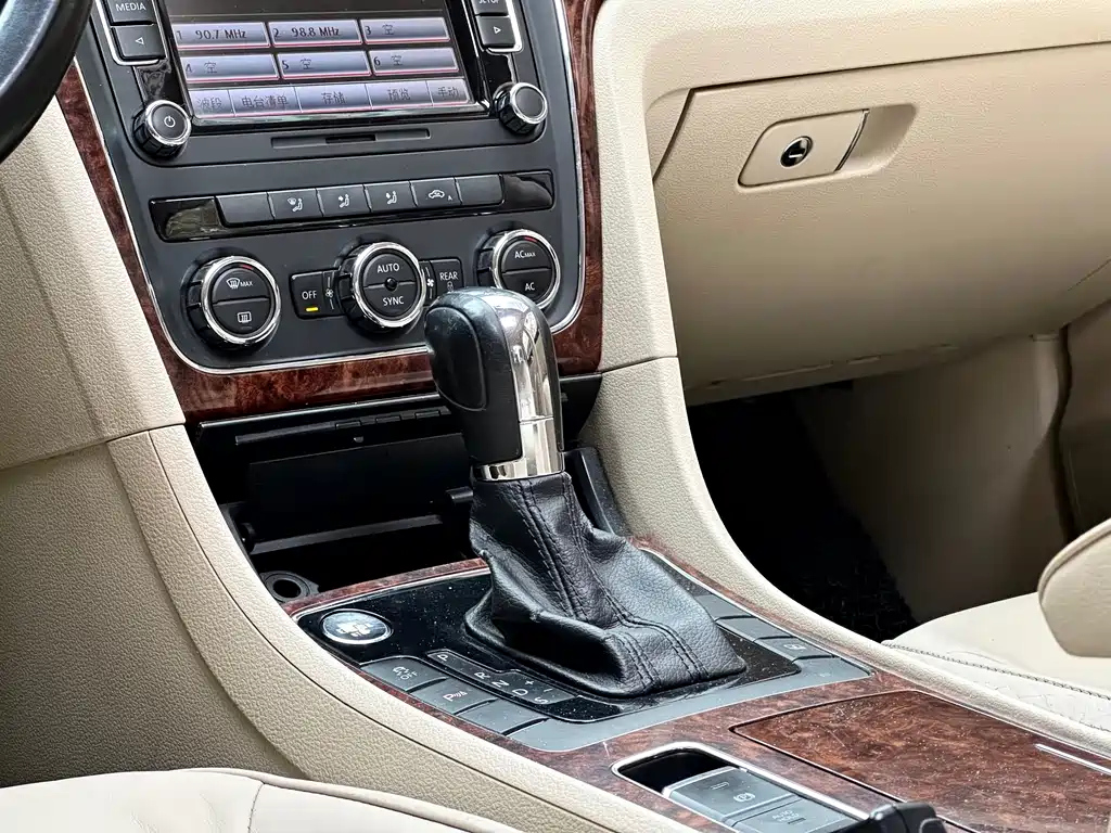VOLKSWAGEN PASSAT 2012