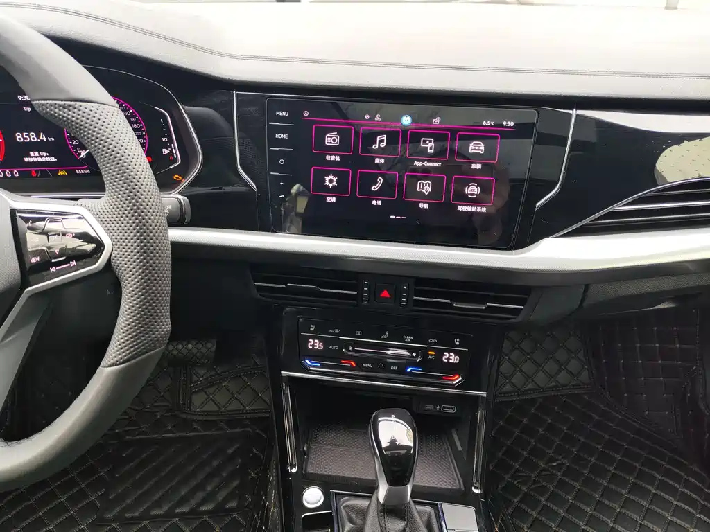 VOLKSWAGEN PASSAT 2024