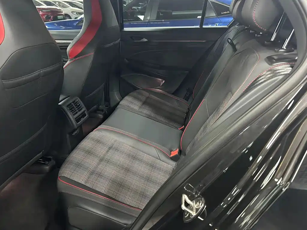 VOLKSWAGEN GOLF 2022