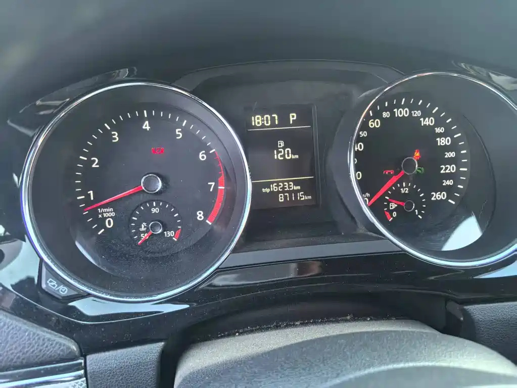 VOLKSWAGEN SAGITAR 2015