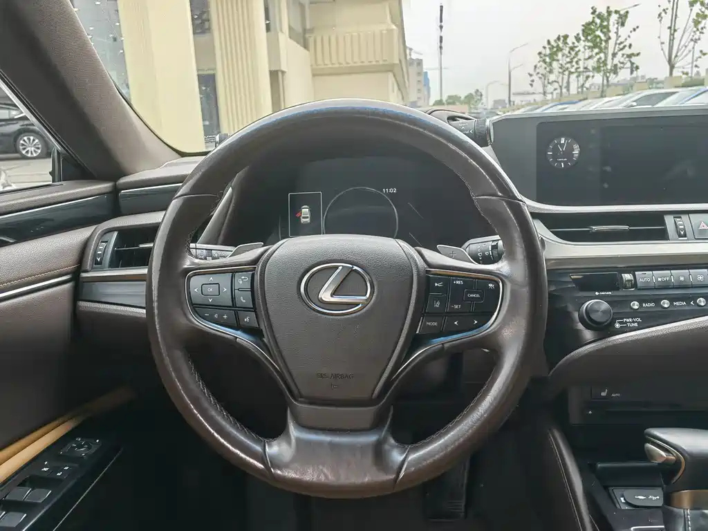LEXUS ES 2020
