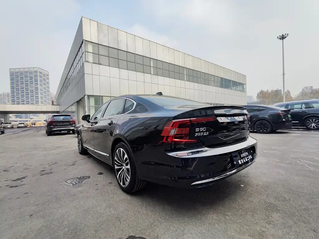 VOLVO S90 2022
