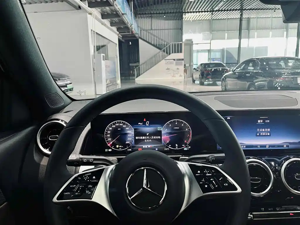 MERCEDES BENZ GLB 2024