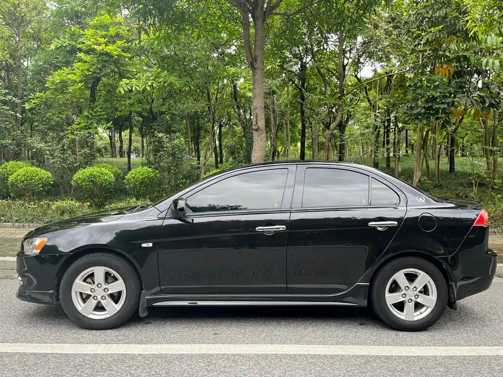 MITSUBISHI LANCER EX 2011