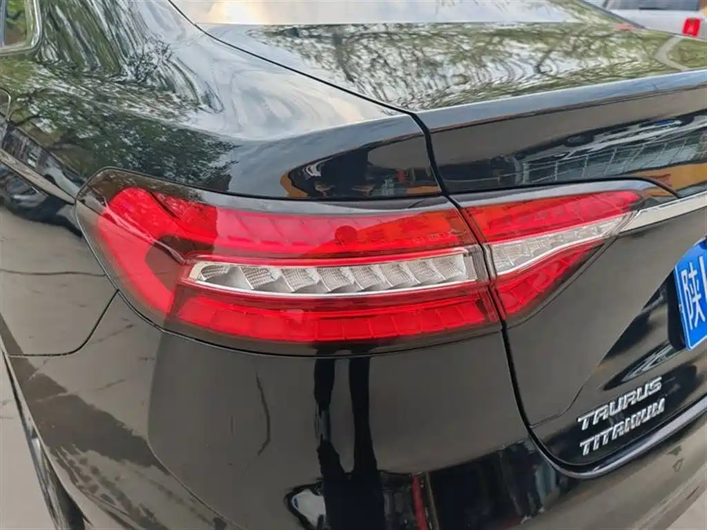 FORD TAURUS 2021