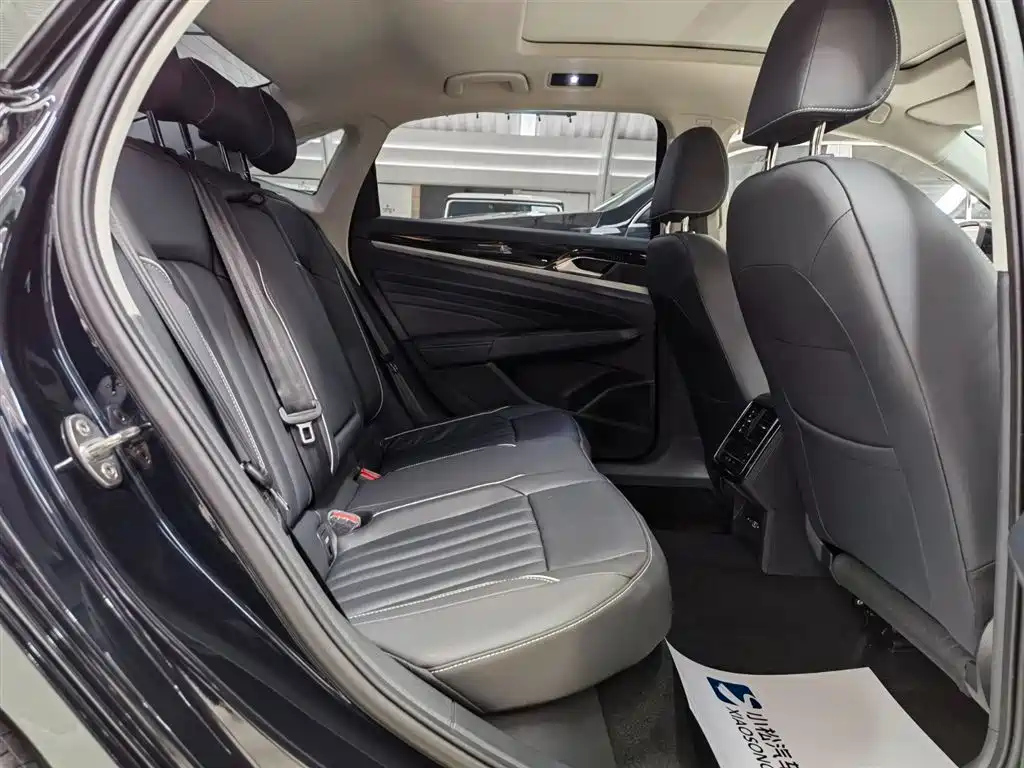 VOLKSWAGEN PASSAT 2023