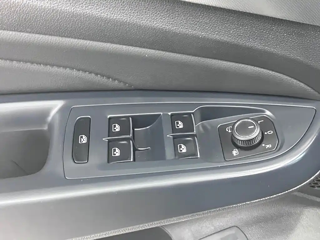 VOLKSWAGEN PASSAT 2023