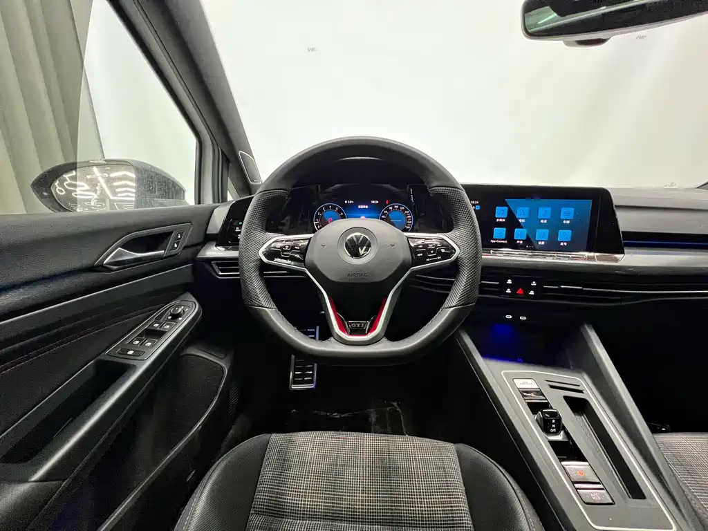 VOLKSWAGEN GOLF 2022