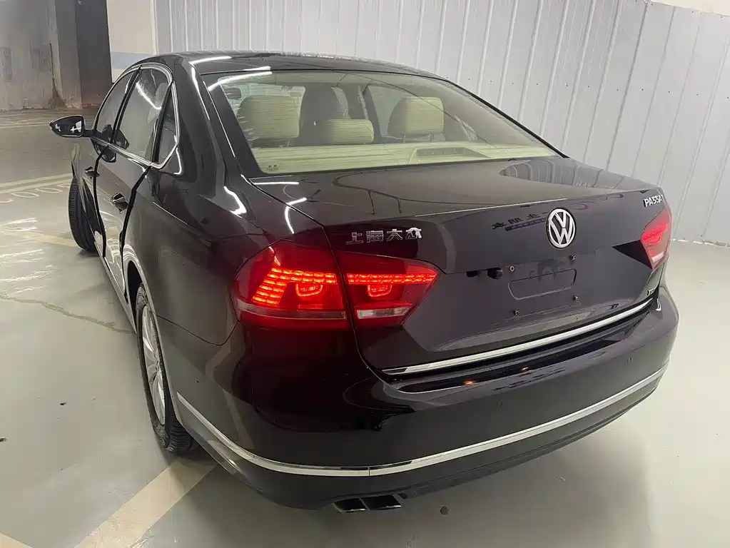 VOLKSWAGEN PASSAT 2011