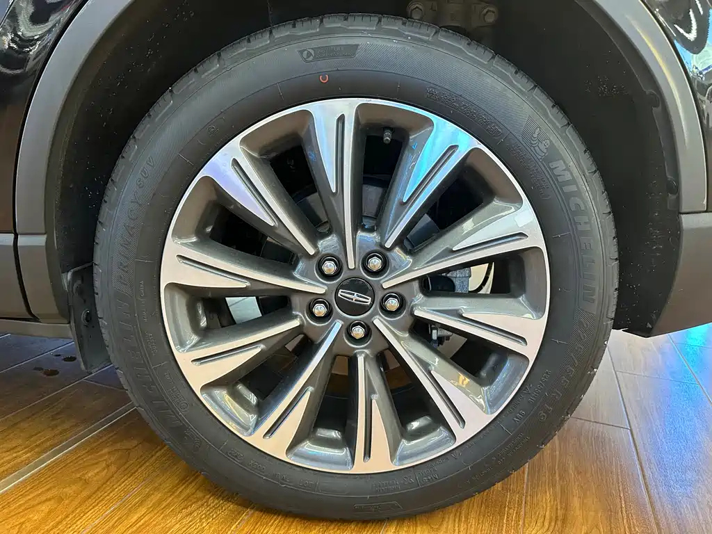LINCOLN ADVENTURER 2021