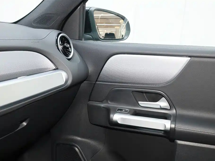 MERCEDES BENZ GLB 2023