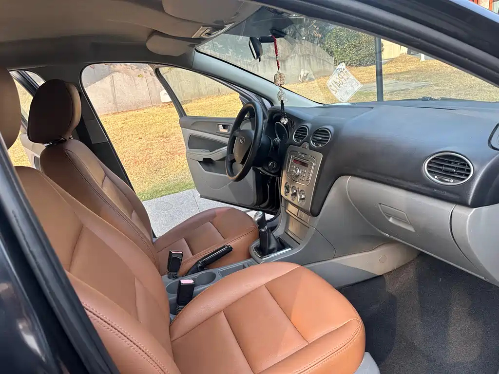 FORD FOCUS 2010