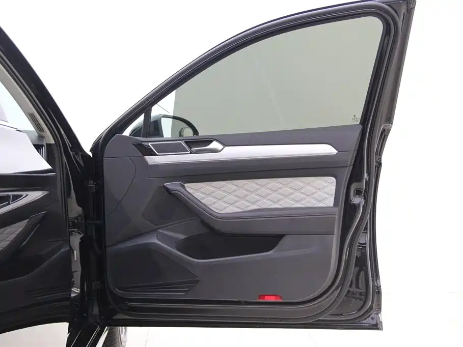 VOLKSWAGEN MAGOTAN 2023