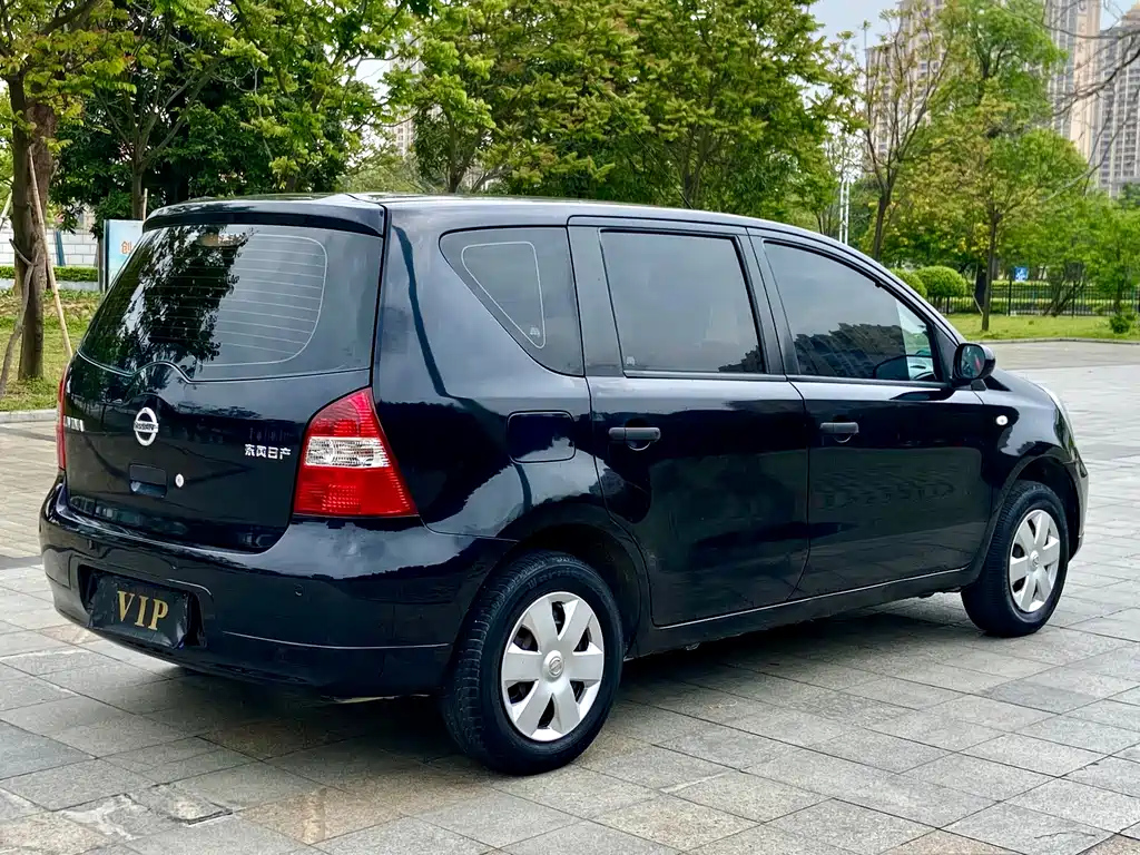 NISSAN LIVINA 2011