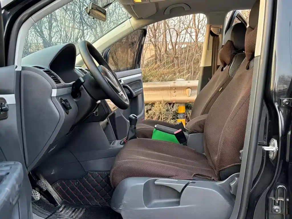 VOLKSWAGEN TOURAN 2014