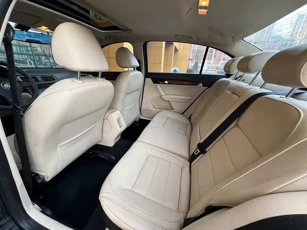 VOLKSWAGEN LAVIDA 2014