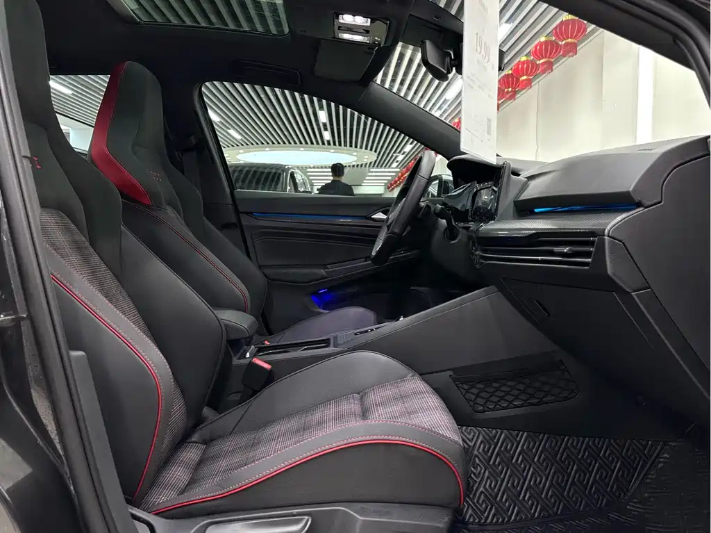 VOLKSWAGEN GOLF 2023