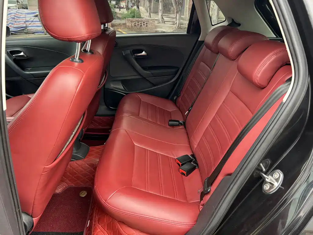 VOLKSWAGEN POLO 2015