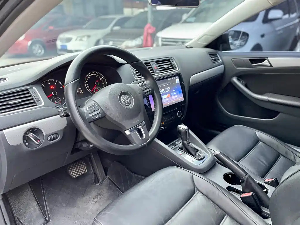 VOLKSWAGEN SAGITAR 2013