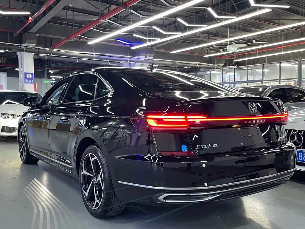 VOLKSWAGEN PASSAT 2023