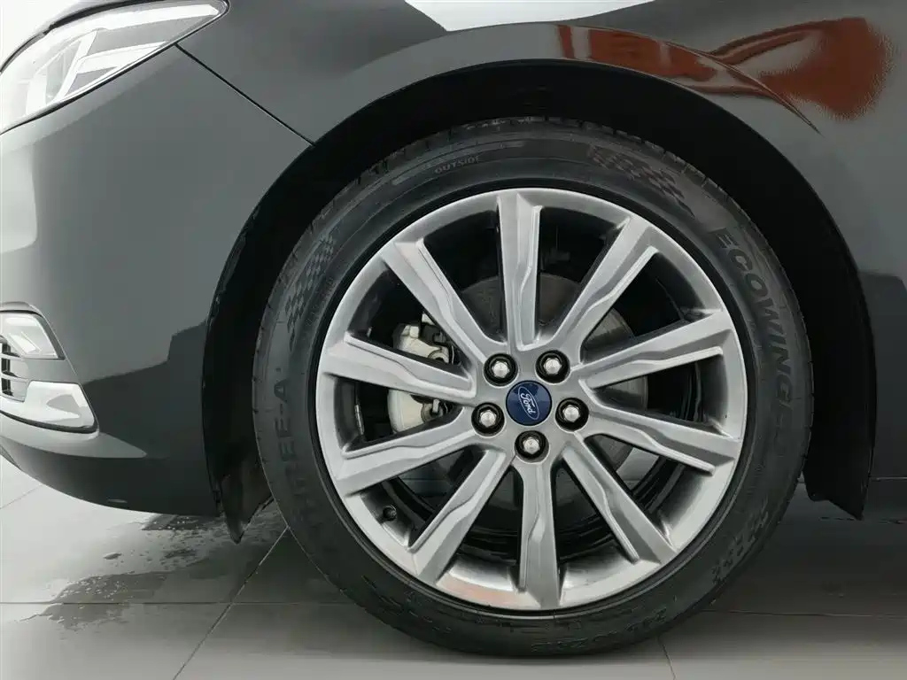 FORD TAURUS 2020