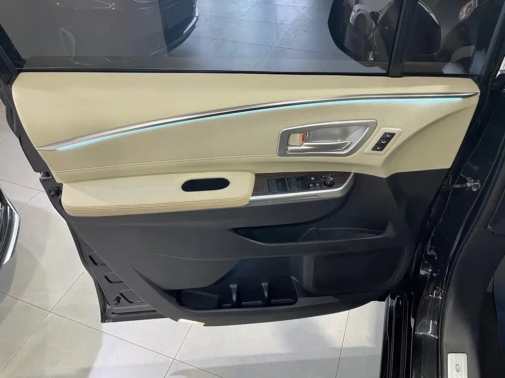 TOYOTA GRANVIA 2023